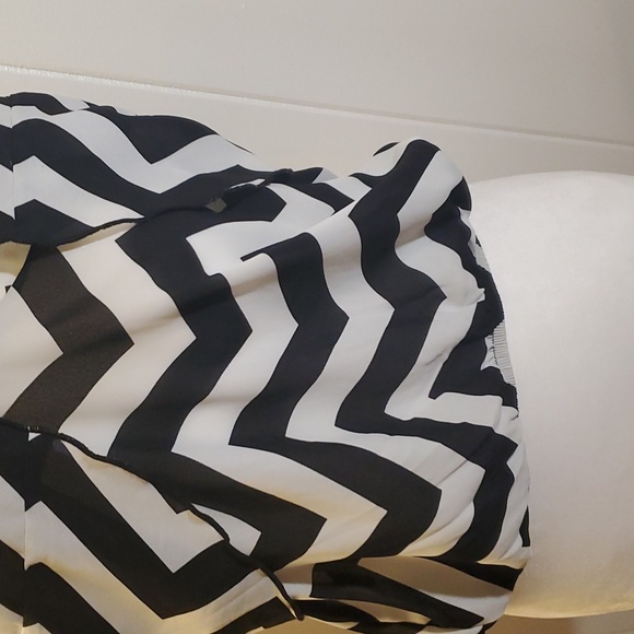 Charlotte Russe women's flowing tank blouse cropped - Picture 3 of 7